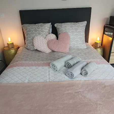 לינה וארוחת בוקר De La Mare Aux Chevres 3*