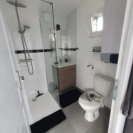 לינה וארוחת בוקר De La Mare Aux Chevres 3*