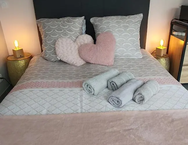 לינה וארוחת בוקר De La Mare Aux Chevres 3*