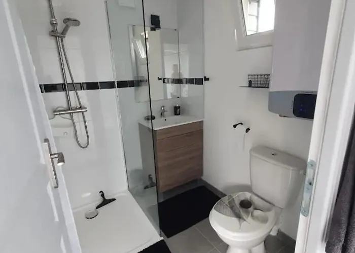 לינה וארוחת בוקר De La Mare Aux Chevres 3*